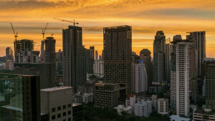 泰国曼谷市中心素坤逸路商业中心的曼谷天际线和带日落天空的摩天大楼日夜延时。