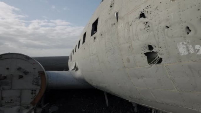 冰岛Solheimasandur海滩上坠毁的飞机机身残骸的特写镜头