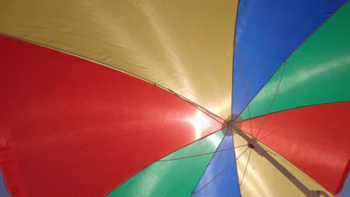 暑假标志: 多色沙滩伞遮阳伞防晒