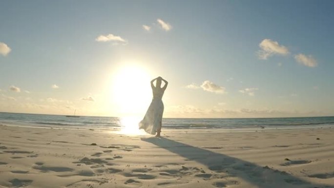 海滩漫步。穿着夏装的女人在热带海岸线上享受日落