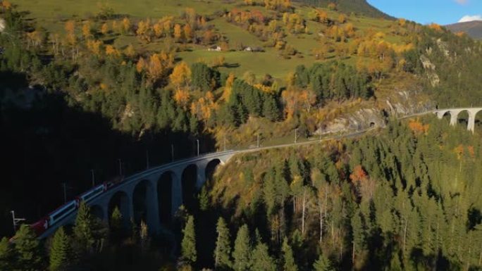 瑞士bernina pass上火车Landwasser高架桥的鸟瞰图