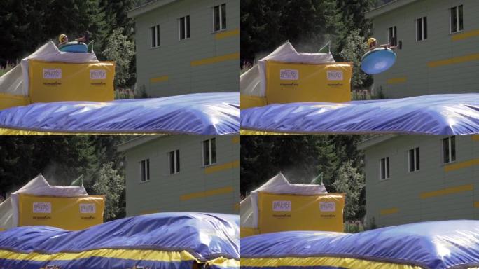 夏季油管滑梯带孩子们下山，在充气baloon床上跳跃，慢动作