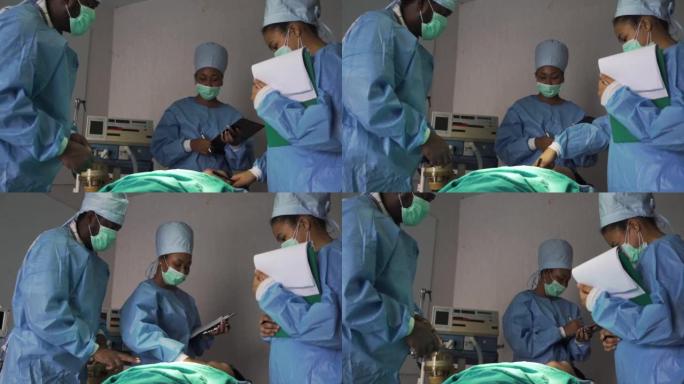 医生和内科医生讨论如何在训练室进行手术操作