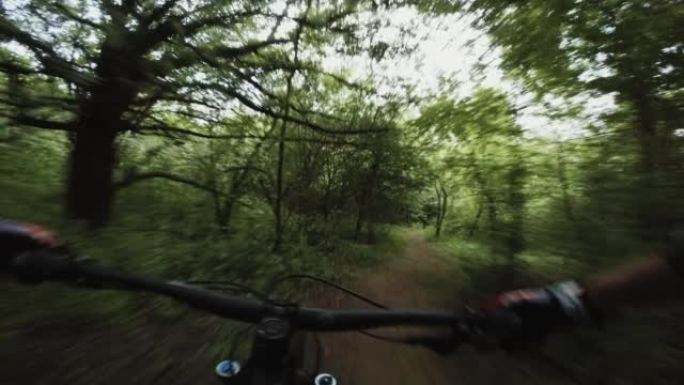 视点POV山地自行车在森林中快速骑行