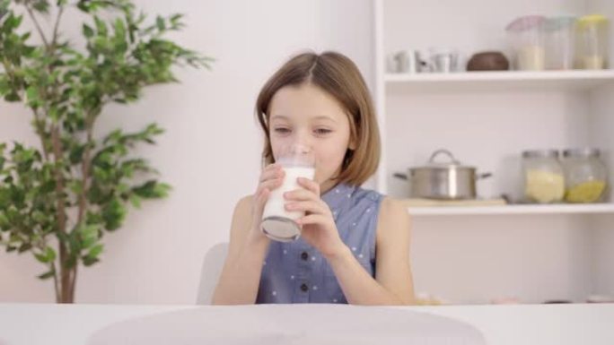 快乐的女学生喝玻璃牛奶，维生素和矿物质，钙
