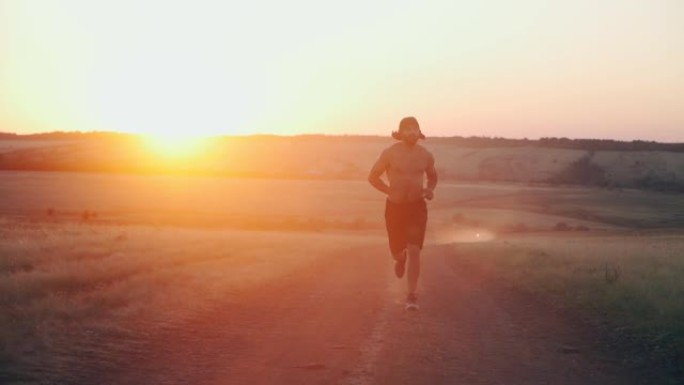 一个肌肉发达，运动健壮的阿拉伯男人，胡须在美丽的日落背景上奔跑。亚洲男跑。户外锻炼中的有氧运动。慢动