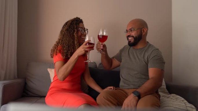 夫妻在虚拟的欢乐时光里喝酒