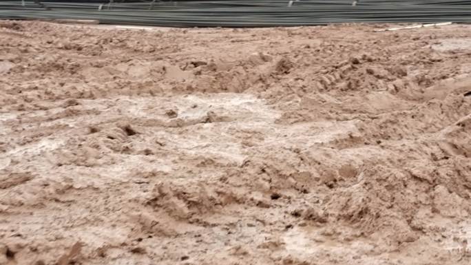 雨泥浆路泥土渣路泥泞道路雨天湿天黄泥土路