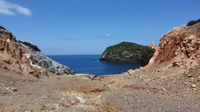 女人暂停在地中海山坡上欣赏美景的鸟瞰图