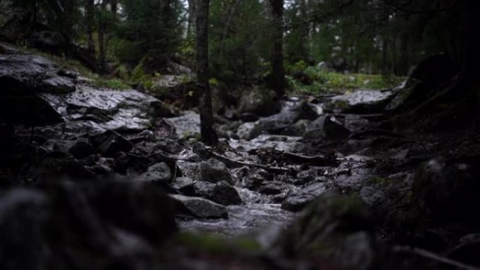 阿斯特雷姆 (astream) 的黑暗场景，山上有河石和树木