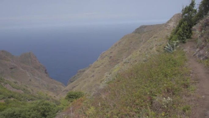 第一人称视角沿着有海景的小山径行走