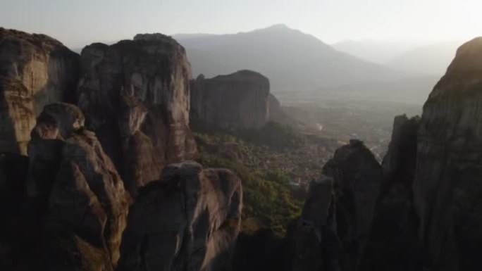 迈泰奥拉修道院和山区的空中风景