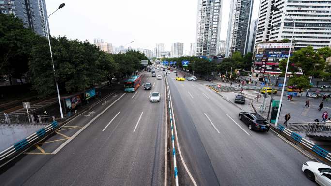 重庆下午阴天马路车流