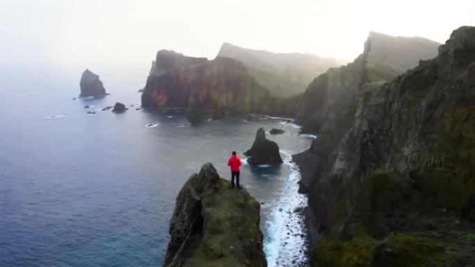 站在山顶上的徒步旅行者的鸟瞰图