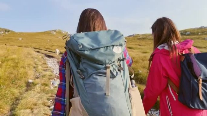TS两个女性朋友在阳光明媚的日子里走在山上