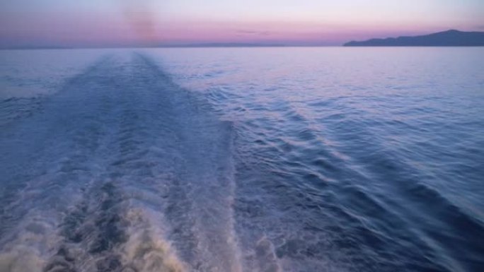 在希腊基克拉泽斯群岛日落时发现了壮丽的全景，邮轮刚刚离开比雷埃夫斯港