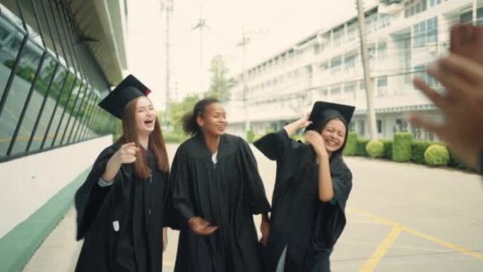 一群女毕业生在毕业日一起自拍。