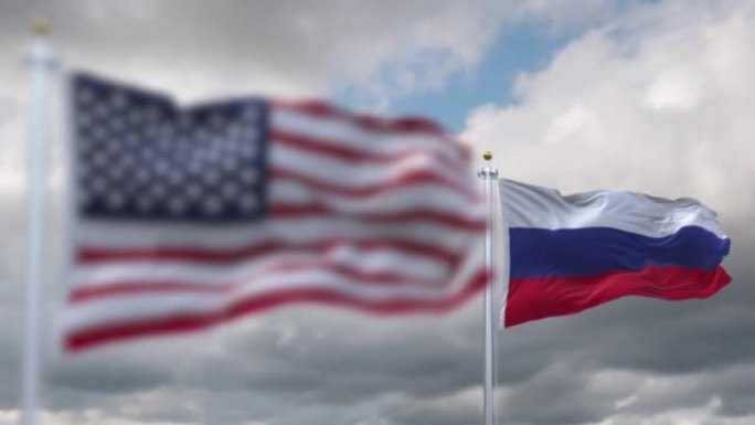 在多云的天空下，美利坚合众国和俄罗斯的旗帜