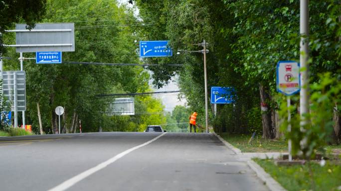 街道 清扫落叶 辛苦 劳动者清扫道路