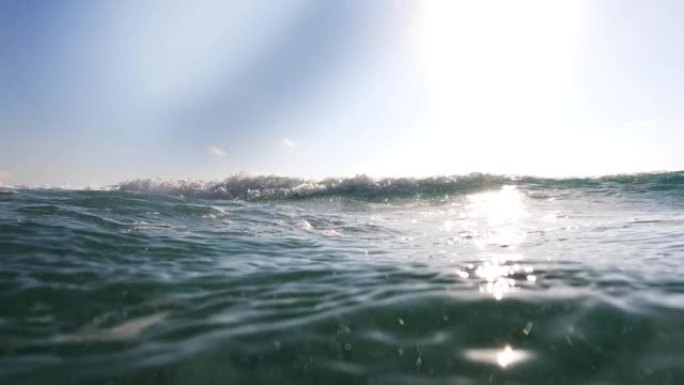 用可穿戴相机潜入大海。溅水和气泡。浮出水面