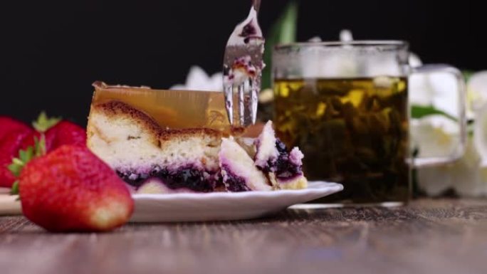 拿一个芝士蛋糕配蓝莓奶油