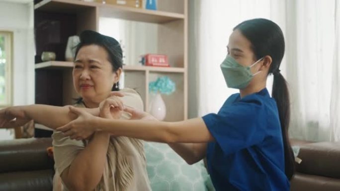 亚洲高级女性在家在治疗师医生的支持下做理疗师