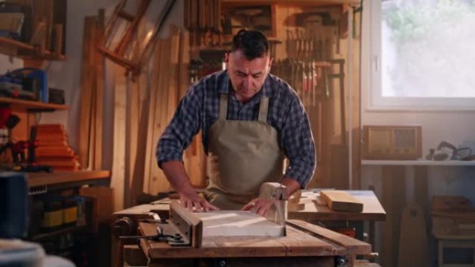 男性木匠用台锯切割木材