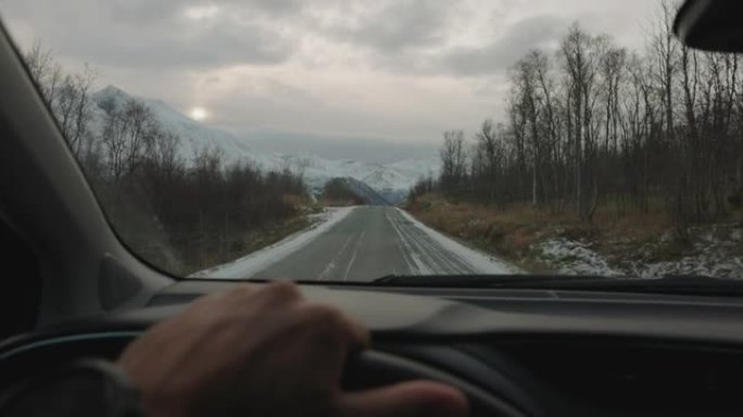 POV汽车在北极行驶: 冬季道路