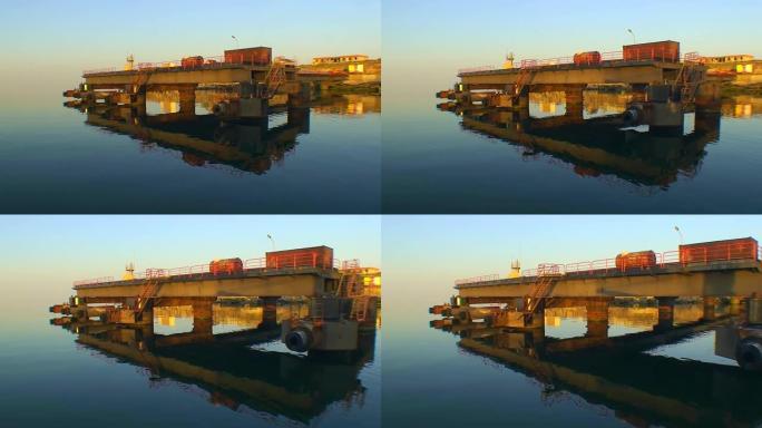 镜头慢慢靠近蛇岛的码头，完全平静，倒影在水面上。