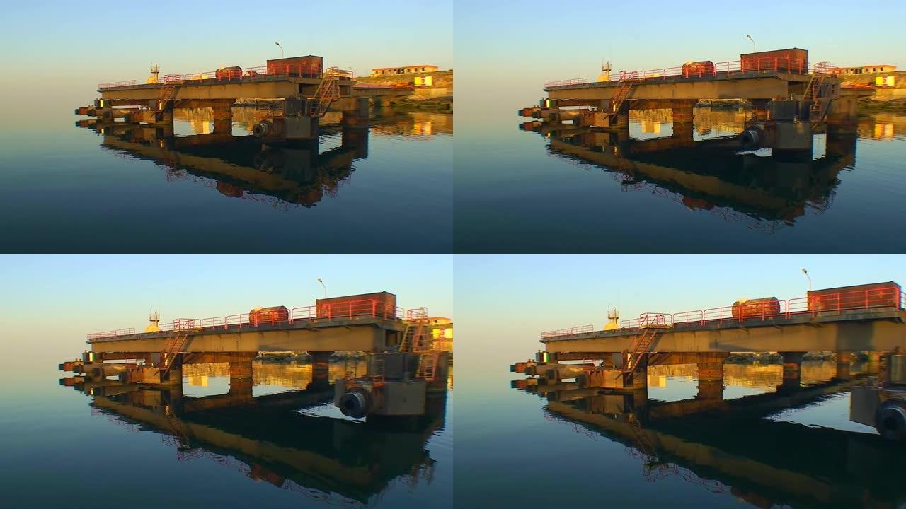 镜头慢慢靠近蛇岛的码头，完全平静，倒影在水面上。