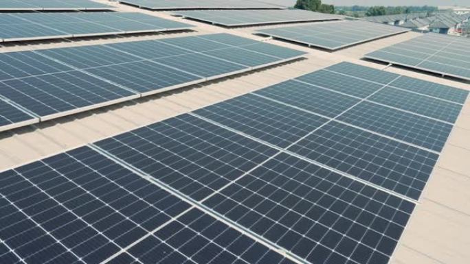 带阳光的太阳能电池板农场 (太阳能电池)