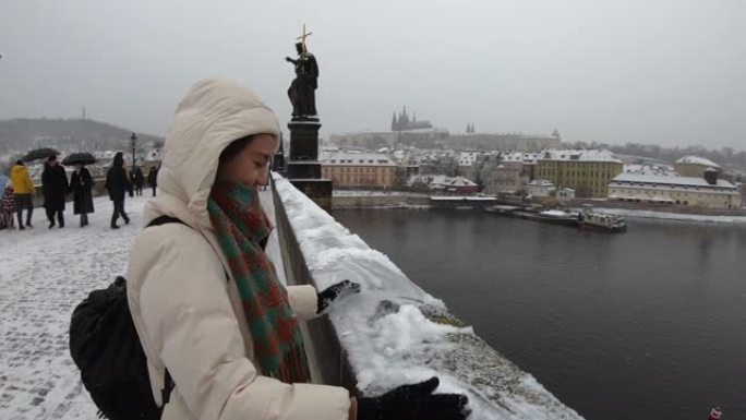 白雪皑皑的查尔斯大桥旅游观光