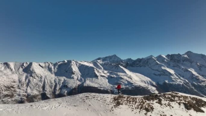 空中无人机拍摄了滑雪者在雪山上徒步旅行的镜头