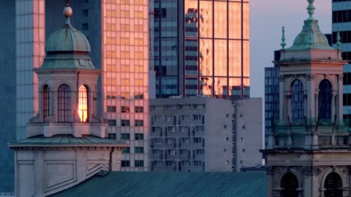 黄昏时对教堂和现代摩天大楼的空中拍摄。旧到新