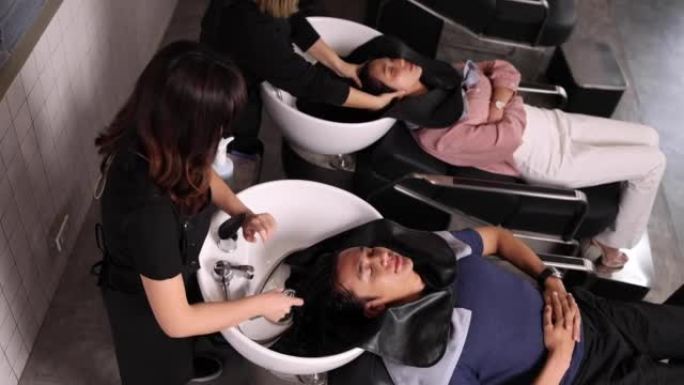 亚洲男女在美发沙龙洗头的俯视图
