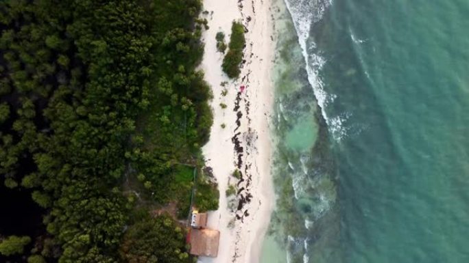 空中无人机拍摄了白色沙滩和蓝色海水