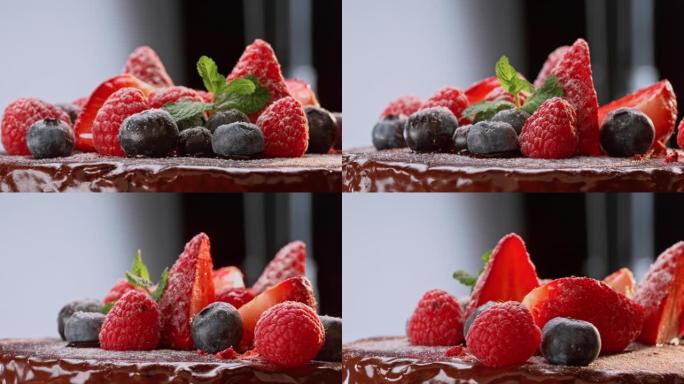 巧克力蛋糕上的新鲜水果