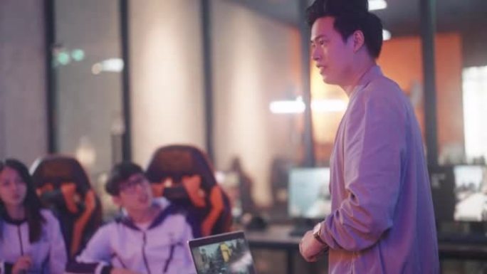 亚洲中国电竞团队在会议室举行的最后一场电子游戏比赛前听取教练分析简报策略