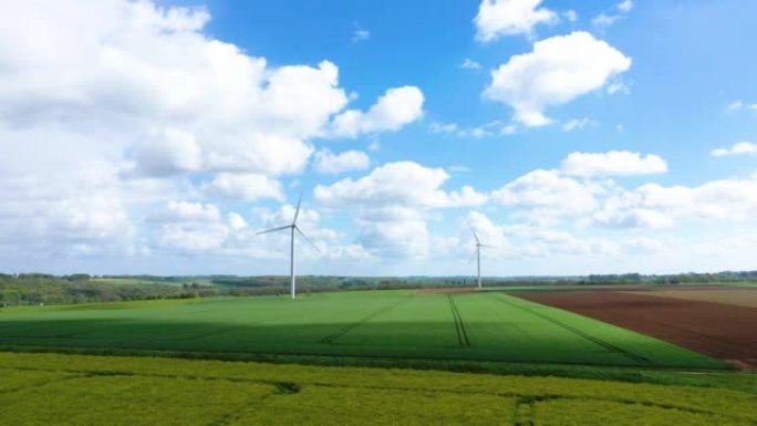 在乡村中部，欧洲，法国，诺曼底，塞纳河海事的两个风力涡轮机上方的云层，在一个阳光明媚的日子里。