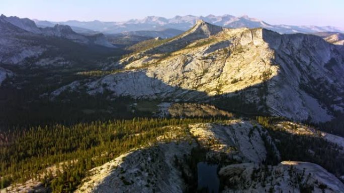 加利福尼亚州早晨太阳的优胜美地国家公园的空中五月湖