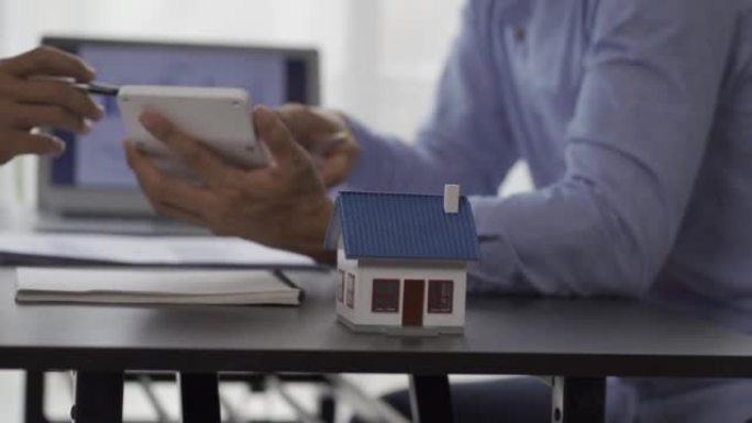 房屋销售代理介绍购买合同和计算利率的客户房地产概念4k视频