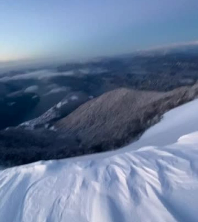 滑雪上山游览，日出时被雪覆盖的景观