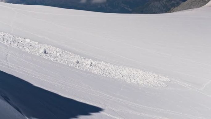 陡峭的山坡被雪覆盖。雄伟的勃朗峰