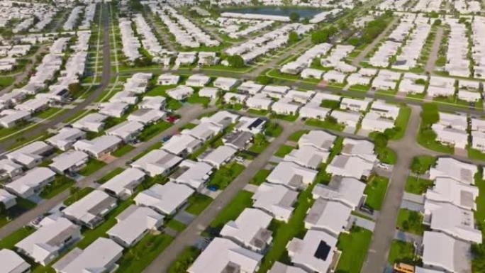 佛罗里达州博因顿海滩莱瑟维尔的白色房屋和绿色草坪上的无人机飞行
