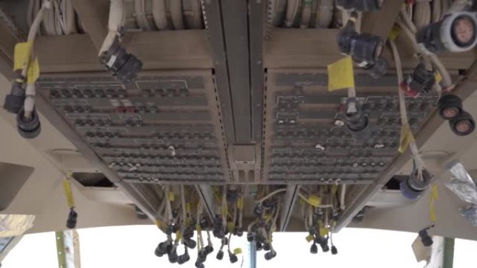 拆卸飞机上的电连接器和顶部断路器面板。