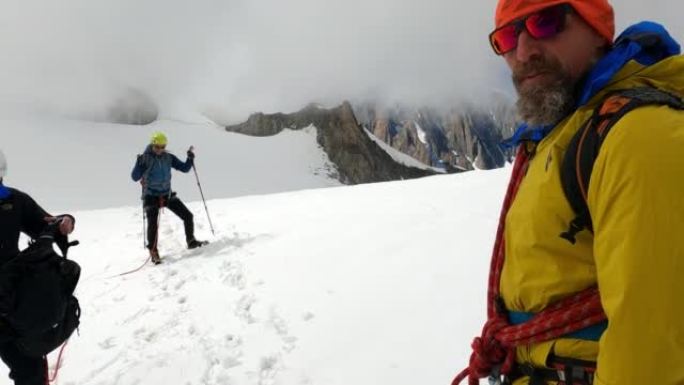 在雪坡上攀登。雄伟的欧洲阿尔卑斯山。登山探险的高级登山者