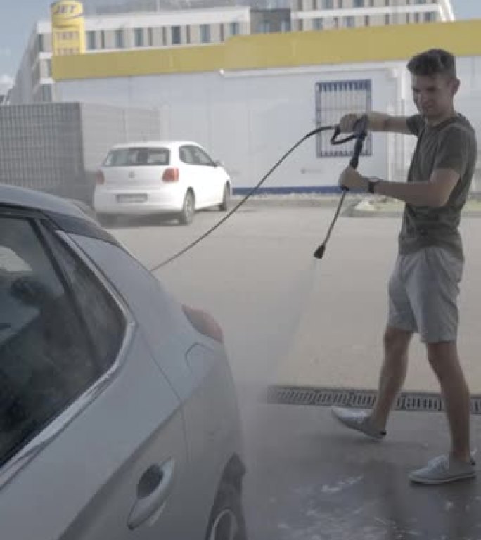 人用肥皂水清洗车辆