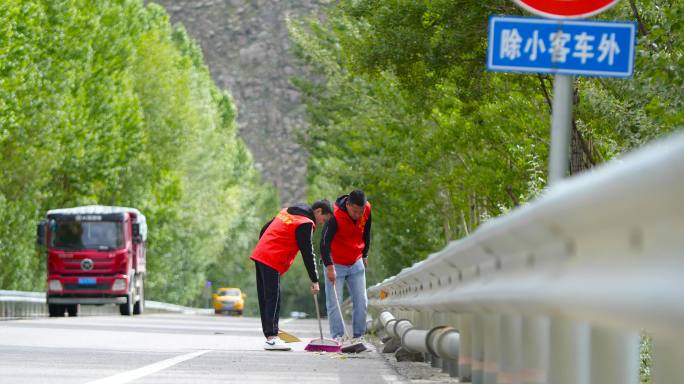 志愿者捡垃圾 志愿者清理垃圾 保护城市