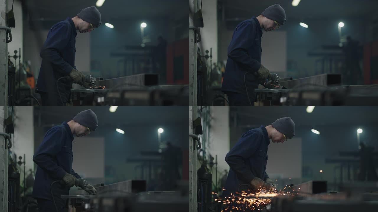 一名工厂工人在慢动作中与金属飞火一起工作。一名戴着防护眼镜的人从事金属研磨抛光和剥离钢金属结构的工作