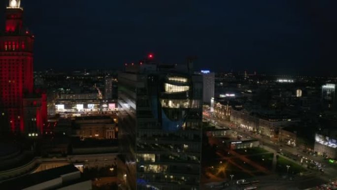 夜城的上升镜头。市中心的各种建筑和街道交通。波兰华沙